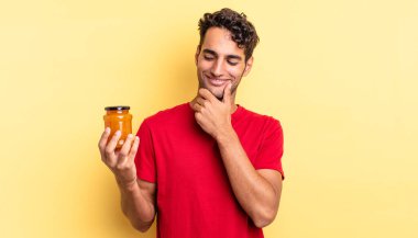 Mutlu, kendine güvenen, elleri çenesinde gülümseyen İspanyol yakışıklı bir adam. Şeftali reçeli