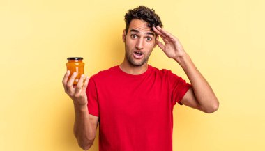 İspanyol yakışıklı adam mutlu, şaşkın ve şaşırmış görünüyor. Şeftali reçeli