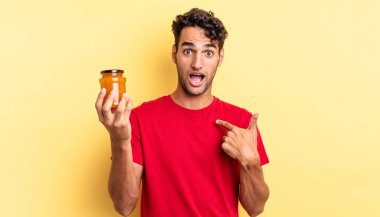 İspanyol yakışıklı adam mutlu hissediyor ve heyecanla kendini işaret ediyor. Şeftali reçeli