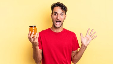 İspanyol yakışıklı adam kendini mutlu hissediyor ve inanılmaz bir şeye hayret ediyor. Şeftali reçeli