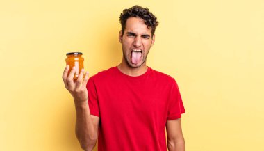 Neşeli ve asi tavırlı, şakacı ve dilsiz İspanyol yakışıklı bir adam. Şeftali reçeli