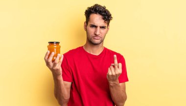 İspanyol yakışıklı adam kızgın, sinirli, asi ve agresif hissediyor. Şeftali reçeli