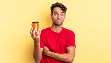 İspanyol yakışıklı adam omuz silkiyor, kafası karışık ve kararsız. Şeftali reçeli