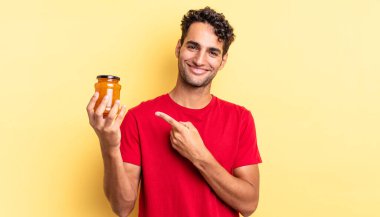 İspanyol yakışıklı adam heyecanlı ve şaşırmış görünüyor. Şeftali reçeli