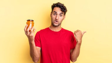 İspanyol yakışıklı adam, inançsızlıktan şaşkın şaşkın bakıyor. Şeftali reçeli