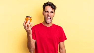 İspanyol yakışıklı adam agresif bir şekilde bağırıyor, çok kızgın görünüyor. Şeftali reçeli