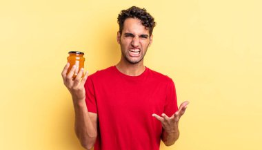 İspanyol yakışıklı adam sinirli, sinirli ve sinirli görünüyor. Şeftali reçeli