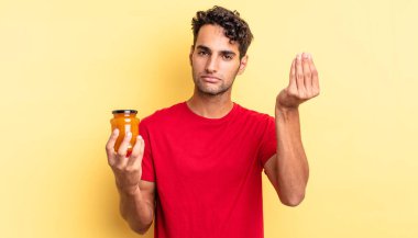 İspanyol yakışıklı adam kapiş ya da para hareketi yapıyor, sana ödemeni söylüyor. Şeftali reçeli