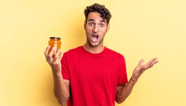 İspanyol yakışıklı adam inanılmaz bir sürprizle şaşkına dönmüş ve hayrete düşmüştü. Şeftali reçeli