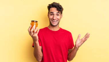 İspanyol yakışıklı adam kendini mutlu hissediyor, bir çözüm ya da fikir bulduğuna şaşırıyor. Şeftali reçeli