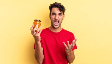 İspanyol yakışıklı adam umutsuz, sinirli ve stresli görünüyor. Şeftali reçeli