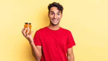 İspanyol yakışıklı adam mutlu ve hoş bir şekilde şaşırmış görünüyor. Şeftali reçeli