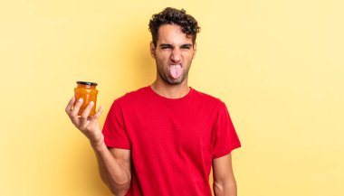 İspanyol yakışıklı adam iğreniyor, sinirleniyor ve dili dışarı çıkıyor. Şeftali reçeli