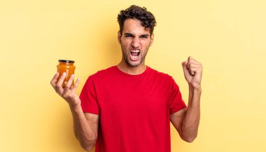 İspanyol yakışıklı adam sinirli bir ifadeyle agresif bir şekilde bağırıyor. Şeftali reçeli