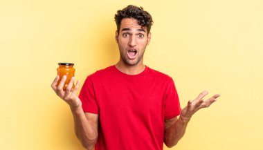 İspanyol yakışıklı adam son derece şaşırmış ve şok olmuş hissediyor. Şeftali reçeli