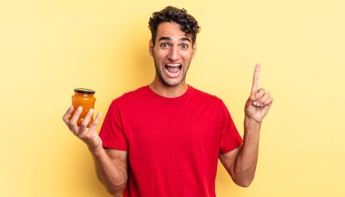 İspanyol yakışıklı bir adam bir fikri fark ettikten sonra mutlu ve heyecanlı bir dahi gibi hissediyor. Şeftali reçeli