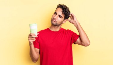 İspanyol yakışıklı adam şaşkın ve kafası karışık, kaşınan bir kafa hissediyor. kahve konseptini kaldır.