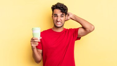 İspanyol yakışıklı adam kendini stresli, endişeli ya da korkmuş hissediyor, elleri başının üstünde. kahve konseptini kaldır.