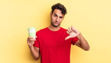 Latin asıllı yakışıklı adam kızgın, baş parmağını kaldırıyor. kahve konseptini kaldır.
