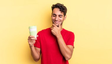 Mutlu, kendine güvenen, elleri çenesinde gülümseyen İspanyol yakışıklı bir adam. kahve konseptini kaldır.