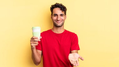 İspanyol yakışıklı adam mutlu bir şekilde gülümsüyor ve bir konsept sunuyor. kahve konseptini kaldır.