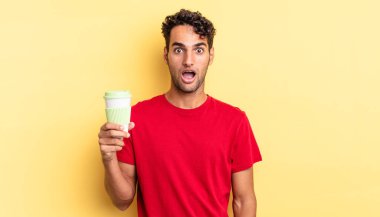 İspanyol yakışıklı adam çok şaşırmış ya da şaşkın görünüyor. kahve konseptini kaldır.