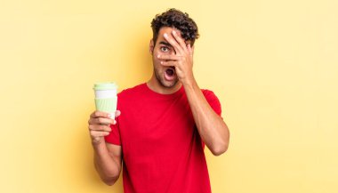 İspanyol yakışıklı adam şok olmuş, korkmuş ya da korkmuş görünüyor. Yüzü elle kapatılmış. kahve konseptini kaldır.