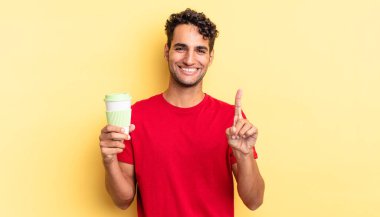 Hispanik yakışıklı adam gururla gülümsüyor ve kendinden emin bir numara oluyor. kahve konseptini kaldır.