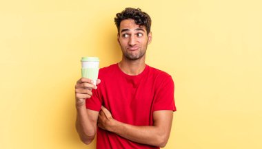 İspanyol yakışıklı adam omuz silkiyor, kafası karışık ve kararsız. kahve konseptini kaldır.