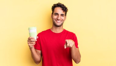 İspanyol yakışıklı adam kamerayı göstererek seni seçiyor. kahve konseptini kaldır.