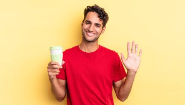İspanyol yakışıklı adam mutlu bir şekilde gülümsüyor, el sallıyor, seni selamlıyor ve selamlıyor. kahve konseptini kaldır.