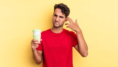 İspanyol yakışıklı adam kafası karışık ve şaşkın hissediyor, senin deli olduğunu gösteriyor. kahve konseptini kaldır.