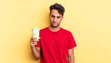 Hispanik yakışıklı adam üzgün, üzgün ya da kızgın hissediyor ve yana bakıyor. kahve konseptini kaldır.