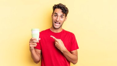 İspanyol yakışıklı adam heyecanlı ve şaşırmış görünüyor. kahve konseptini kaldır.