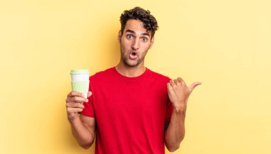 İspanyol yakışıklı adam, inançsızlıktan şaşkın şaşkın bakıyor. kahve konseptini kaldır.