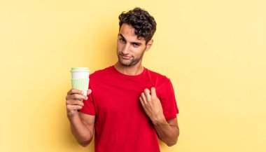 İspanyol yakışıklı adam kibirli, başarılı, pozitif ve gururlu görünüyor. kahve konseptini kaldır.