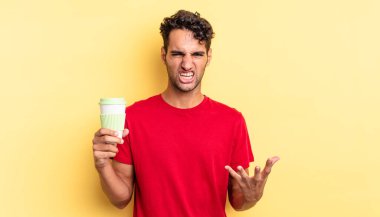 İspanyol yakışıklı adam sinirli, sinirli ve sinirli görünüyor. kahve konseptini kaldır.