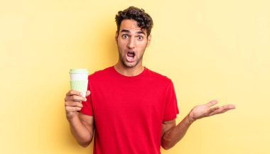 İspanyol yakışıklı adam inanılmaz bir sürprizle şaşkına dönmüş ve hayrete düşmüştü. kahve konseptini kaldır.