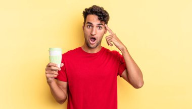 İspanyol yakışıklı adam şaşırmış görünüyor, yeni bir düşünce, fikir ya da konsept fark ediyor. kahve konseptini kaldır.