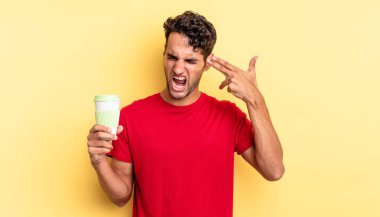 İspanyol yakışıklı adam mutsuz ve stresli görünüyor, intihar jesti silah işareti yapıyor. kahve konseptini kaldır.