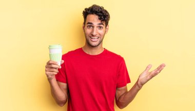 İspanyol yakışıklı adam kendini mutlu hissediyor, bir çözüm ya da fikir bulduğuna şaşırıyor. kahve konseptini kaldır.