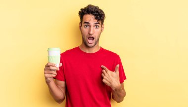 İspanyol yakışıklı adam şok olmuş ve ağzı açık, kendini işaret ederek şaşırmış görünüyor. kahve konseptini kaldır.