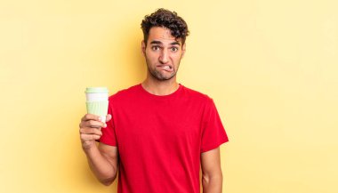İspanyol yakışıklı adam kafası karışmış ve şaşkın görünüyor. kahve konseptini kaldır.