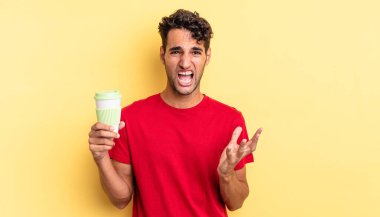 İspanyol yakışıklı adam umutsuz, sinirli ve stresli görünüyor. kahve konseptini kaldır.