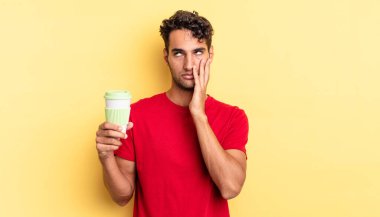 İspanyol yakışıklı bir adam yorgun, bıkkın ve uykulu hissediyor. kahve konseptini kaldır.