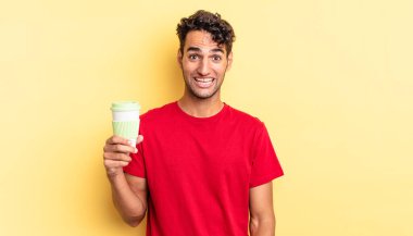 İspanyol yakışıklı adam mutlu ve hoş bir şekilde şaşırmış görünüyor. kahve konseptini kaldır.