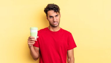 İspanyol yakışıklı adam şaşkın ve şaşkın hissediyor. kahve konseptini kaldır.