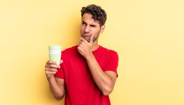 İspanyol yakışıklı düşünen, kuşkucu ve kafası karışık bir adam. kahve konseptini kaldır.