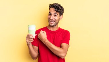 İspanyol yakışıklı adam kendini mutlu hissediyor ve bir meydan okumayla yüzleşiyor ya da kutluyor. kahve konseptini kaldır.