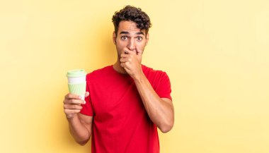 İspanyol yakışıklı adam şok olmuş bir şekilde ağzını kapatıyor. kahve konseptini kaldır.